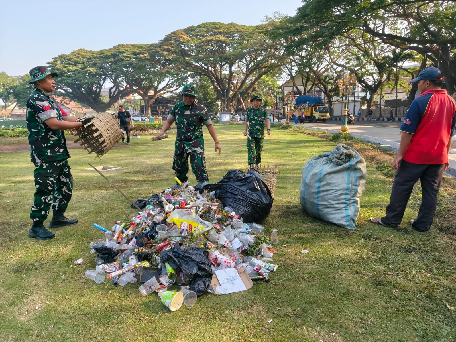 Usai HUT Arema ke-39, Kodim 0833 dan DLH Bersihkan Sampah di Jantung Kota Malang