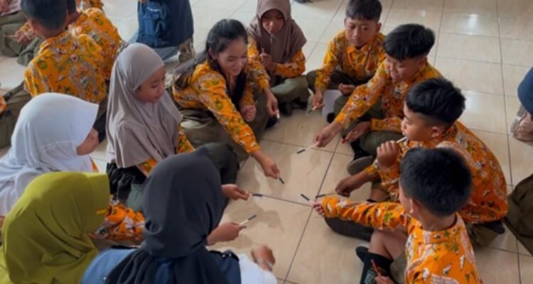 Pahlawan Air Cilik di Batu, Mahasiswa UB Ajarkan Anak Hemat Air Lewat Praktik Saring Air
