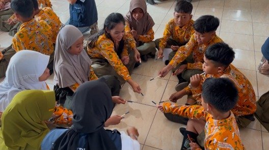 Pahlawan Air Cilik di Batu, Mahasiswa UB Ajarkan Anak Hemat Air Lewat Praktik Saring Air