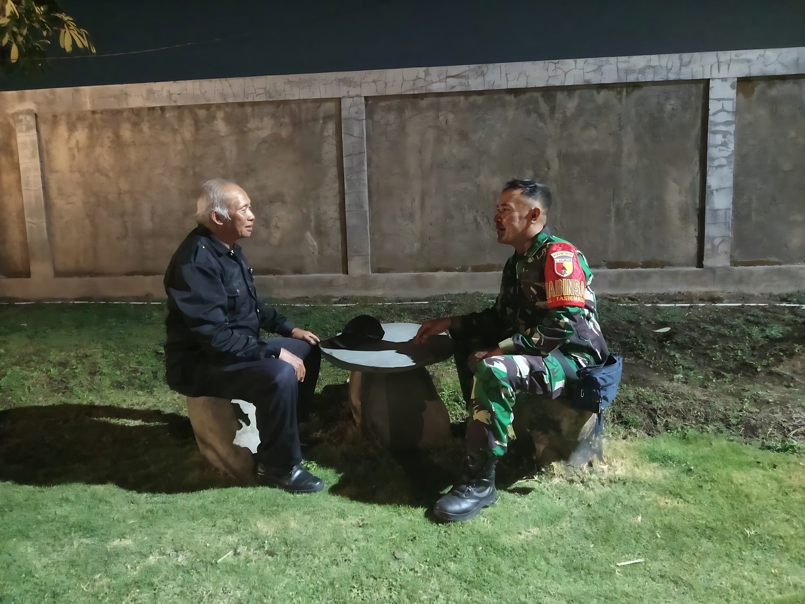 Komsos Dialogis Babinsa Tasikmadu Pererat Kemitraan dengan Warga