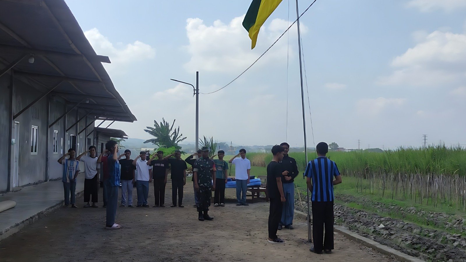 Babinsa Bumiayu Latih Santri Jelang HUT RI ke-81