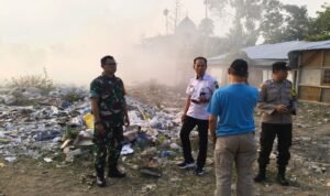 Babinsa Sigap Tangani Kebakaran Tempat Penampungan Rongsok di Lesanpuro