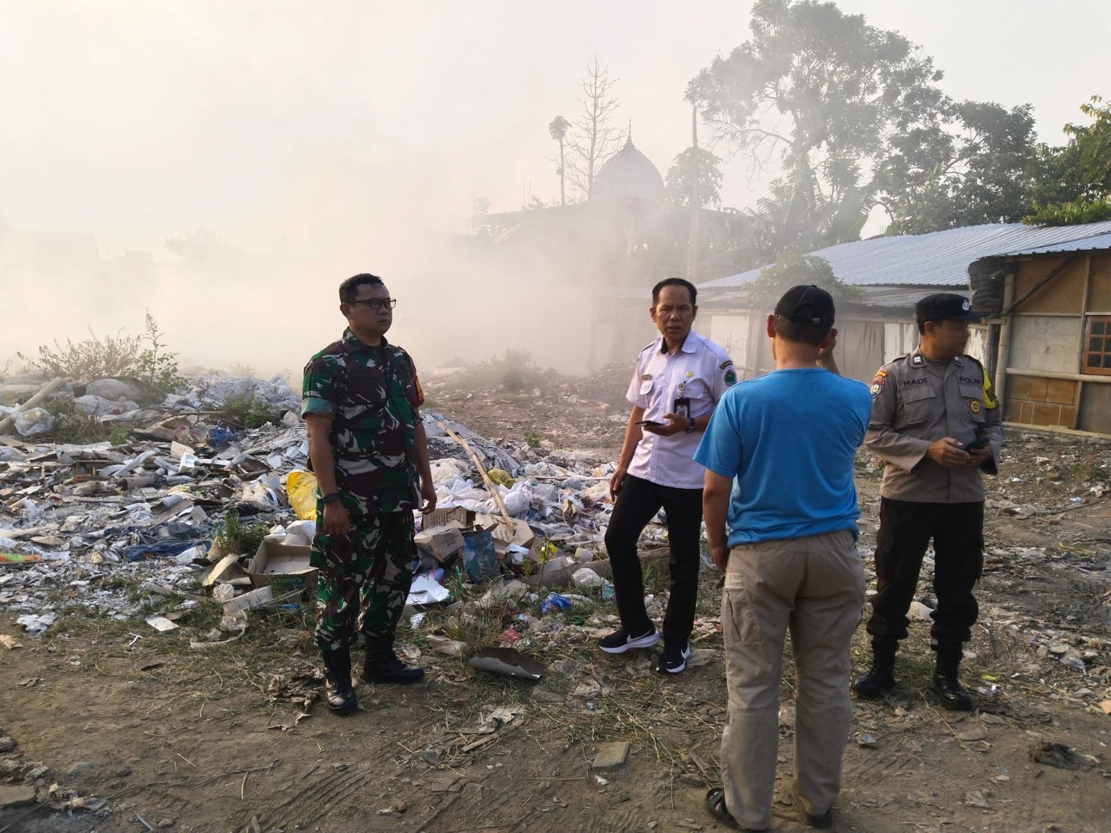 Babinsa Sigap Tangani Kebakaran Tempat Penampungan Rongsok di Lesanpuro