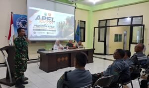 Babinsa Tulusrejo Bekali Satlinmas, Perkuat Kedisiplinan dan Kesiapsiagaan