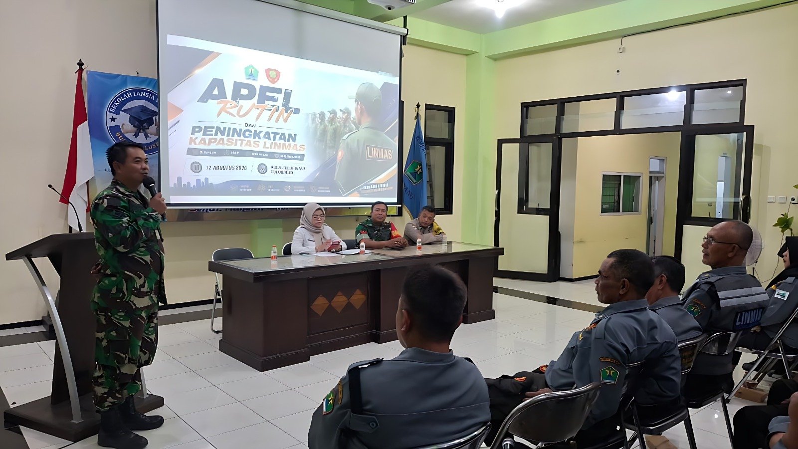 Babinsa Tulusrejo Bekali Satlinmas, Perkuat Kedisiplinan dan Kesiapsiagaan