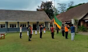 Babinsa Latih Upacara Bendera Santri Ponpes Darul Ulum Agung Jelang HUT ke-81 RI