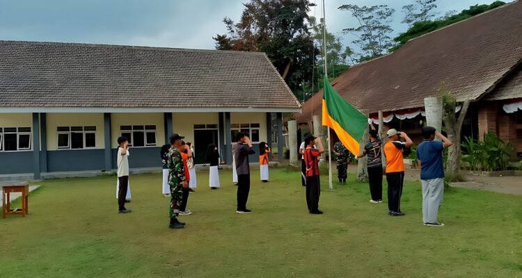 Babinsa Latih Upacara Bendera Santri Ponpes Darul Ulum Agung Jelang HUT ke-81 RI
