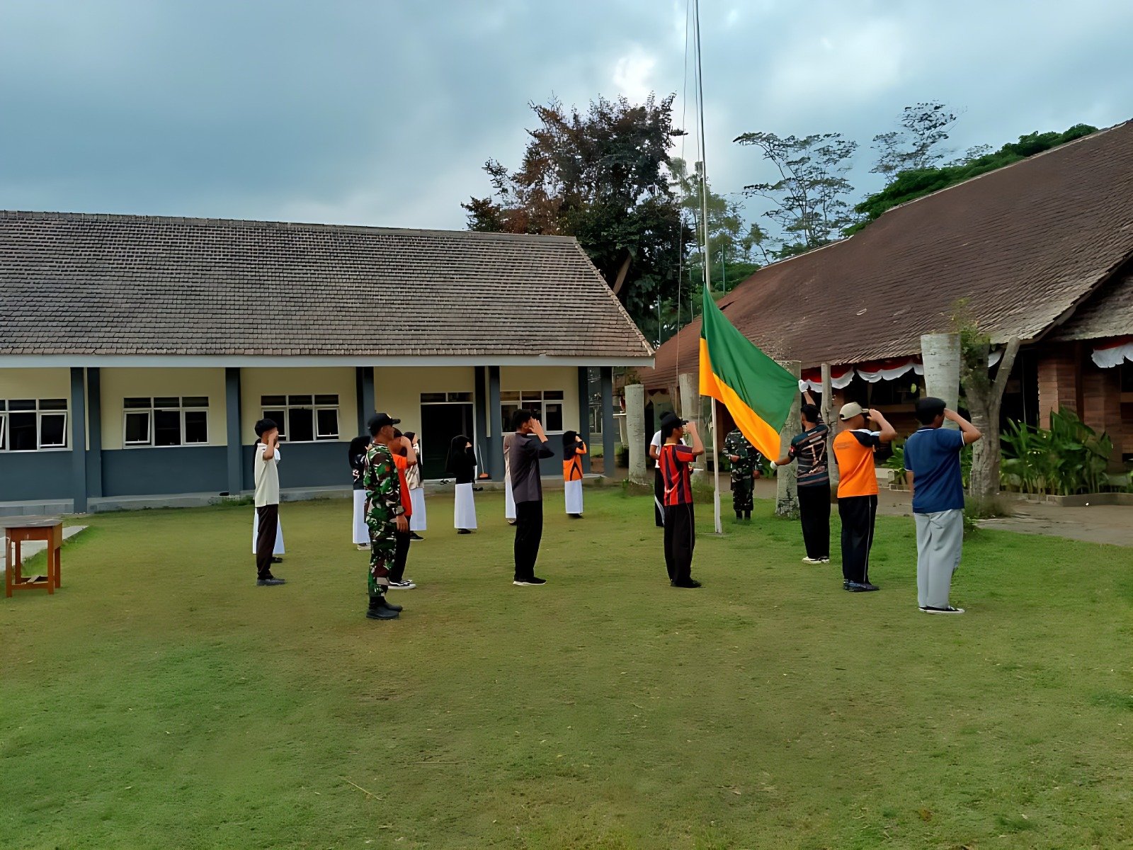 Babinsa Latih Upacara Bendera Santri Ponpes Darul Ulum Agung Jelang HUT ke-81 RI