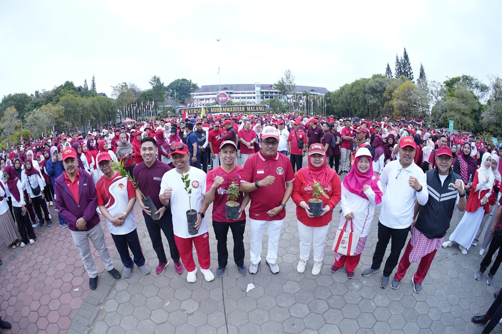 UMM Rayakan Kemerdekaan dengan Jalan Sehat, Tebar Bibit, dan Bersih-Bersih