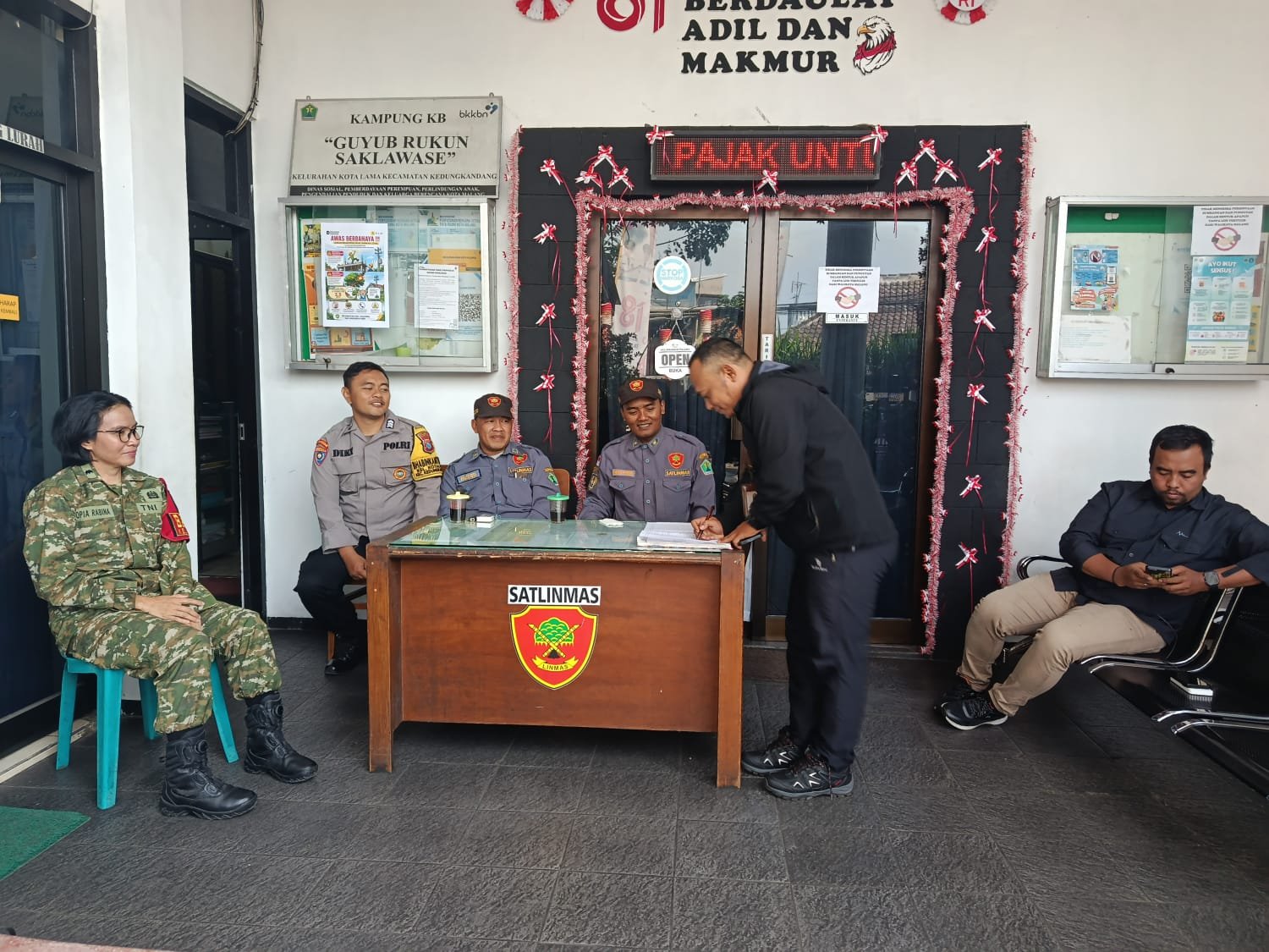Babinsa Kota Lama Perkuat Sinergi dengan Linmas Jaga Kondusivitas Wilayah