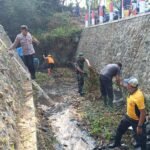 Babinsa Merjosari dan Warga Bersihkan Kali Metro, Tanam Pohon Cegah Banjir dan Erosi