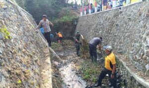 Babinsa Merjosari dan Warga Bersihkan Kali Metro, Tanam Pohon Cegah Banjir dan Erosi