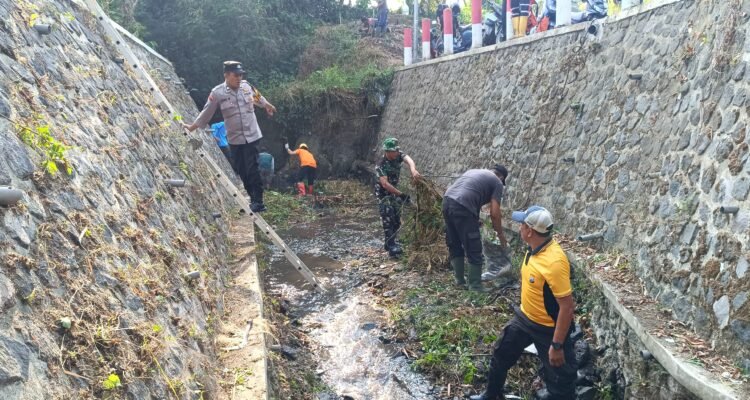 Babinsa Merjosari dan Warga Bersihkan Kali Metro, Tanam Pohon Cegah Banjir dan Erosi