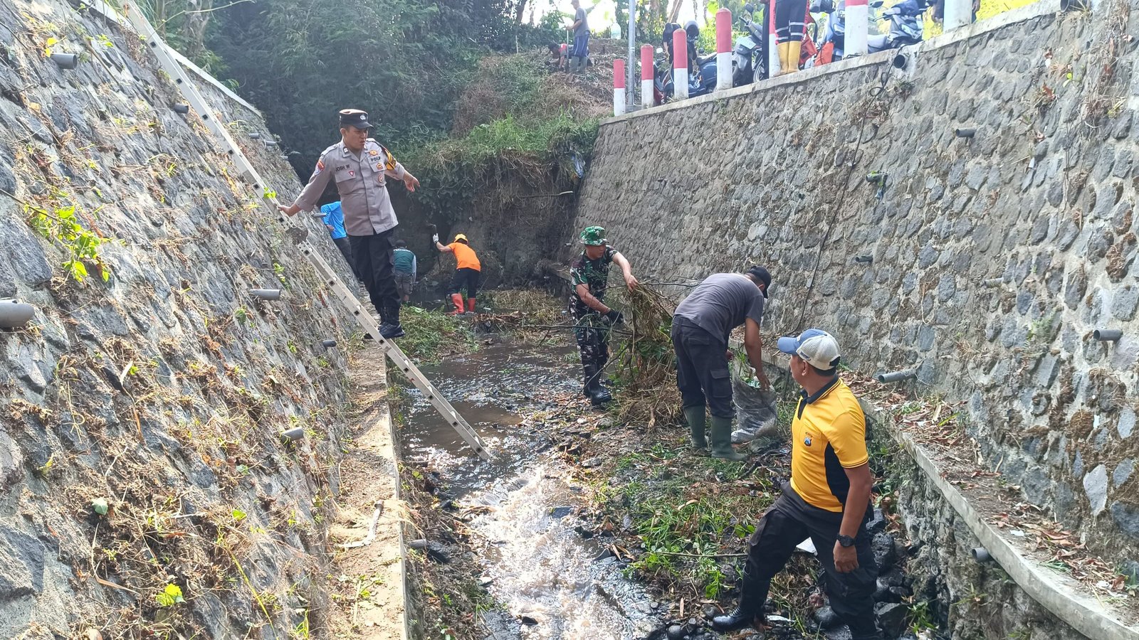Babinsa Merjosari dan Warga Bersihkan Kali Metro, Tanam Pohon Cegah Banjir dan Erosi
