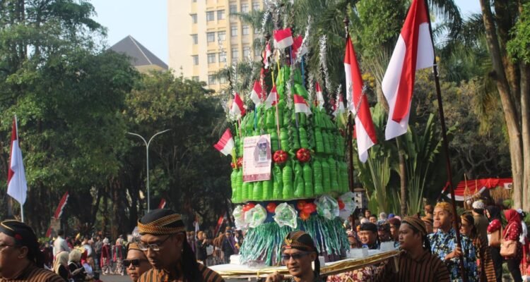 UB Padukan Budaya Nusantara dan Pesan Green Campus dalam Parade HUT ke-81 RI