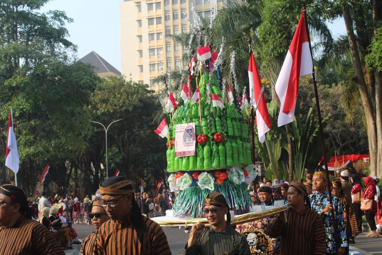 UB Padukan Budaya Nusantara dan Pesan Green Campus dalam Parade HUT ke-81 RI