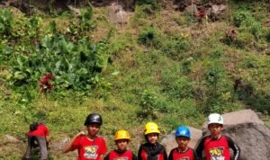 Bendera Raksasa Berkibar di Tebing Coban Putri, Siswa SD Mupat Tanamkan Nasionalisme dan Cinta Alam