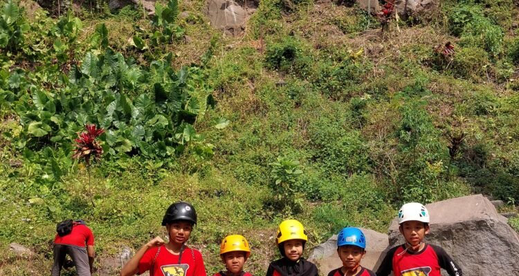 Bendera Raksasa Berkibar di Tebing Coban Putri, Siswa SD Mupat Tanamkan Nasionalisme dan Cinta Alam