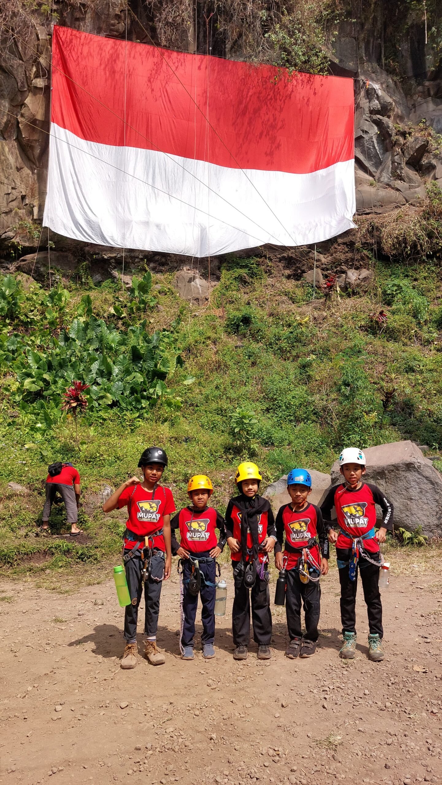 Bendera Raksasa Berkibar di Tebing Coban Putri, Siswa SD Mupat Tanamkan Nasionalisme dan Cinta Alam