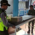 Babinsa Bumiayu Bersama Warga Bersihkan Material Atap Masjid Al Islah yang Ambruk Kopka Aris Babinsa Kelurahan Bumiayu Koramil 0833-02/Kedungkandang bersama warga melaksanakan pembersihan material bangunan pasca ambruknya atap Masjid Al Islah yang berada di Jalan Kyai Parseh Jaya RT 01 RW 04, Kelurahan Bumiayu, Kecamatan Kedungkandang, Kota Malang, Selasa (18/8/2026). Kegiatan tersebut dilakukan sebagai bentuk kepedulian dan respons cepat Babinsa terhadap kondisi lingkungan binaan. Bersama masyarakat, Babinsa membantu membersihkan puing-puing dan material atap yang roboh agar area masjid kembali aman dan dapat segera ditata. Kopka Aris mengatakan, kegiatan pembersihan dilakukan untuk membantu meringankan beban masyarakat sekaligus memastikan lingkungan sekitar masjid tetap aman dan tidak membahayakan warga. “Kami bersama warga bergotong royong membersihkan material bangunan yang ambruk. Ini merupakan bentuk kepedulian Babinsa terhadap kondisi warga binaan dan upaya menjaga lingkungan tetap aman,” ungkapnya. Selain mempercepat proses pembersihan, kegiatan gotong royong tersebut juga menjadi sarana mempererat kebersamaan dan kemanunggalan TNI dengan rakyat. Babinsa juga turut mengimbau masyarakat untuk tetap berhati-hati saat berada di sekitar lokasi, mengingat masih terdapat bagian bangunan yang perlu mendapat perhatian lebih lanjut. Selanjutnya, kondisi bangunan akan dilakukan penanganan sesuai kebutuhan agar aktivitas ibadah masyarakat dapat kembali berjalan dengan aman dan nyaman.