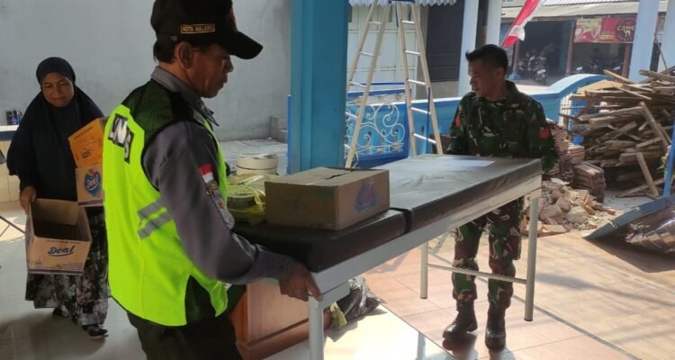 Babinsa Bumiayu Bersama Warga Bersihkan Material Atap Masjid Al Islah yang Ambruk Kopka Aris Babinsa Kelurahan Bumiayu Koramil 0833-02/Kedungkandang bersama warga melaksanakan pembersihan material bangunan pasca ambruknya atap Masjid Al Islah yang berada di Jalan Kyai Parseh Jaya RT 01 RW 04, Kelurahan Bumiayu, Kecamatan Kedungkandang, Kota Malang, Selasa (18/8/2026). Kegiatan tersebut dilakukan sebagai bentuk kepedulian dan respons cepat Babinsa terhadap kondisi lingkungan binaan. Bersama masyarakat, Babinsa membantu membersihkan puing-puing dan material atap yang roboh agar area masjid kembali aman dan dapat segera ditata. Kopka Aris mengatakan, kegiatan pembersihan dilakukan untuk membantu meringankan beban masyarakat sekaligus memastikan lingkungan sekitar masjid tetap aman dan tidak membahayakan warga. “Kami bersama warga bergotong royong membersihkan material bangunan yang ambruk. Ini merupakan bentuk kepedulian Babinsa terhadap kondisi warga binaan dan upaya menjaga lingkungan tetap aman,” ungkapnya. Selain mempercepat proses pembersihan, kegiatan gotong royong tersebut juga menjadi sarana mempererat kebersamaan dan kemanunggalan TNI dengan rakyat. Babinsa juga turut mengimbau masyarakat untuk tetap berhati-hati saat berada di sekitar lokasi, mengingat masih terdapat bagian bangunan yang perlu mendapat perhatian lebih lanjut. Selanjutnya, kondisi bangunan akan dilakukan penanganan sesuai kebutuhan agar aktivitas ibadah masyarakat dapat kembali berjalan dengan aman dan nyaman.
