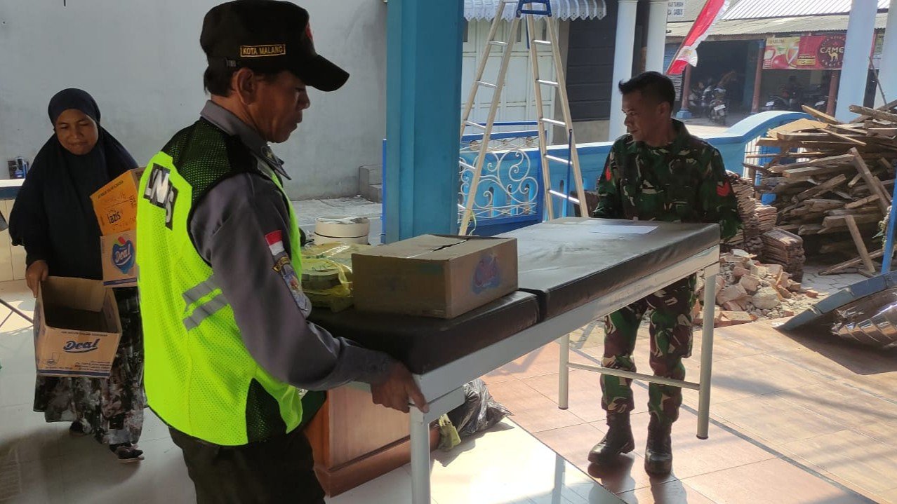 Babinsa Bumiayu Bersama Warga Bersihkan Material Atap Masjid Al Islah yang Ambruk Kopka Aris Babinsa Kelurahan Bumiayu Koramil 0833-02/Kedungkandang bersama warga melaksanakan pembersihan material bangunan pasca ambruknya atap Masjid Al Islah yang berada di Jalan Kyai Parseh Jaya RT 01 RW 04, Kelurahan Bumiayu, Kecamatan Kedungkandang, Kota Malang, Selasa (18/8/2026). Kegiatan tersebut dilakukan sebagai bentuk kepedulian dan respons cepat Babinsa terhadap kondisi lingkungan binaan. Bersama masyarakat, Babinsa membantu membersihkan puing-puing dan material atap yang roboh agar area masjid kembali aman dan dapat segera ditata. Kopka Aris mengatakan, kegiatan pembersihan dilakukan untuk membantu meringankan beban masyarakat sekaligus memastikan lingkungan sekitar masjid tetap aman dan tidak membahayakan warga. “Kami bersama warga bergotong royong membersihkan material bangunan yang ambruk. Ini merupakan bentuk kepedulian Babinsa terhadap kondisi warga binaan dan upaya menjaga lingkungan tetap aman,” ungkapnya. Selain mempercepat proses pembersihan, kegiatan gotong royong tersebut juga menjadi sarana mempererat kebersamaan dan kemanunggalan TNI dengan rakyat. Babinsa juga turut mengimbau masyarakat untuk tetap berhati-hati saat berada di sekitar lokasi, mengingat masih terdapat bagian bangunan yang perlu mendapat perhatian lebih lanjut. Selanjutnya, kondisi bangunan akan dilakukan penanganan sesuai kebutuhan agar aktivitas ibadah masyarakat dapat kembali berjalan dengan aman dan nyaman.