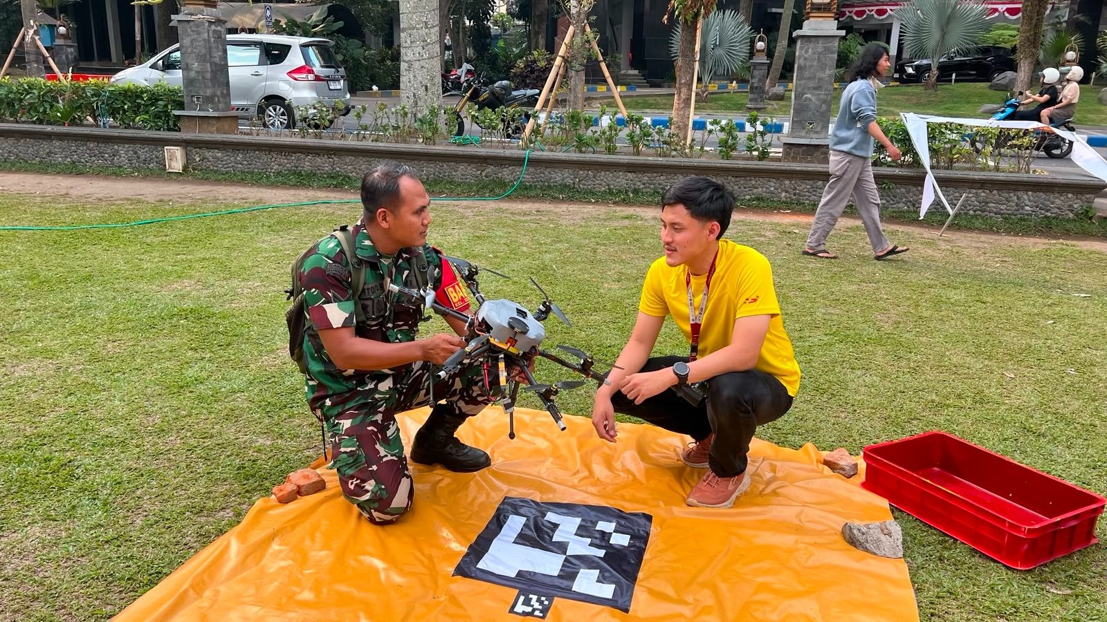 Babinsa Ketawanggede Perkuat Komsos dengan Mahasiswa Berprestasi Teknik Elektro UB.(Djoko W)