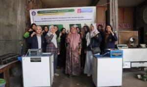 Polinema Dorong Produksi Kue Sagon Blitar Lebih Efisien dengan Mesin Pengupas dan Pemarut Kelapa