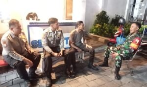 Patroli Malam Babinsa Blimbing Perkuat Kewaspadaan dan Kamtibmas Warga