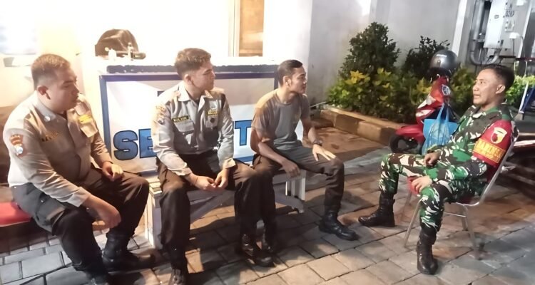 Patroli Malam Babinsa Blimbing Perkuat Kewaspadaan dan Kamtibmas Warga