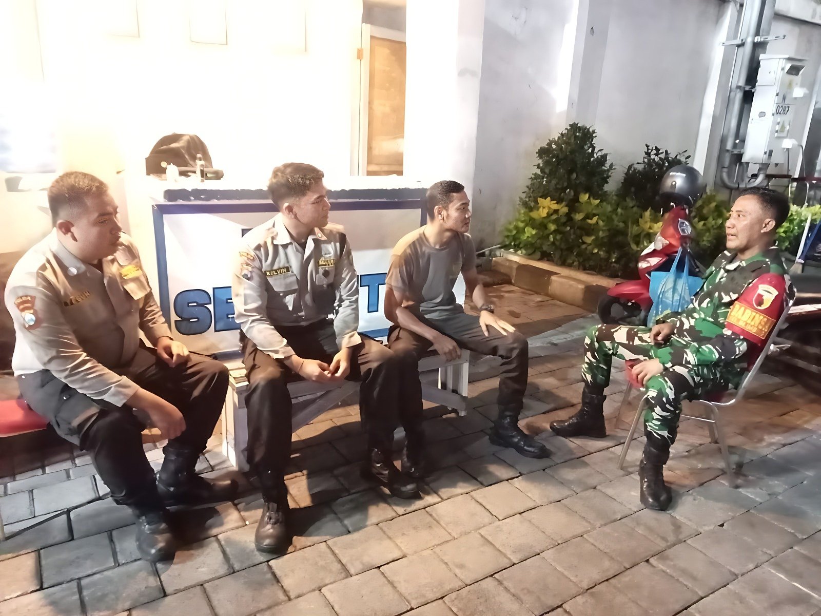 Patroli Malam Babinsa Blimbing Perkuat Kewaspadaan dan Kamtibmas Warga