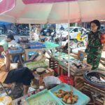 Babinsa Kotalama Perkuat Komsos dengan Pedagang Pasar Kebalen
