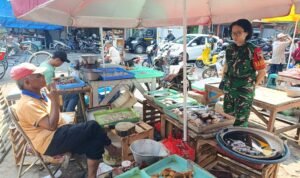 Babinsa Kotalama Perkuat Komsos dengan Pedagang Pasar Kebalen