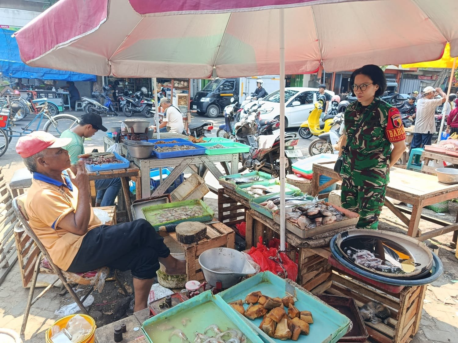 Babinsa Kotalama Perkuat Komsos dengan Pedagang Pasar Kebalen