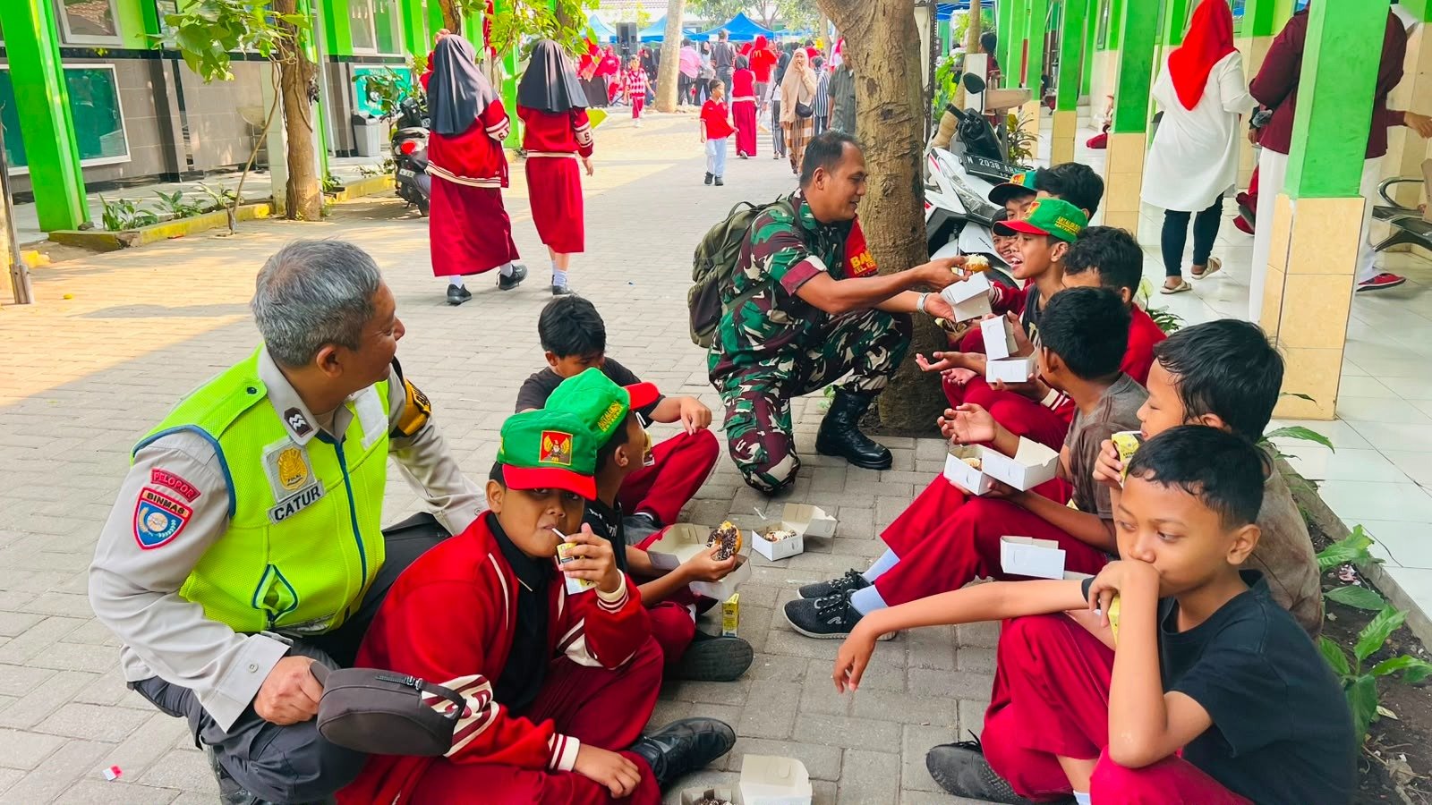 Babinsa Ketawanggede, Sahabat Anak di Momen Kemerdekaan