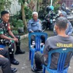 Babinsa Blimbing Perkuat Sinergi Keamanan Wilayah melalui Komsos Bersama Linmas.