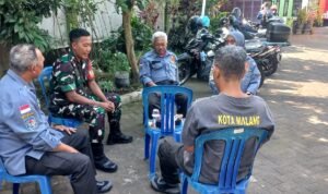 Babinsa Blimbing Perkuat Sinergi Keamanan Wilayah melalui Komsos Bersama Linmas.