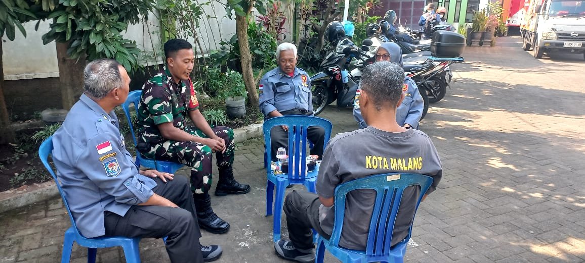 Babinsa Blimbing Perkuat Sinergi Keamanan Wilayah melalui Komsos Bersama Linmas.