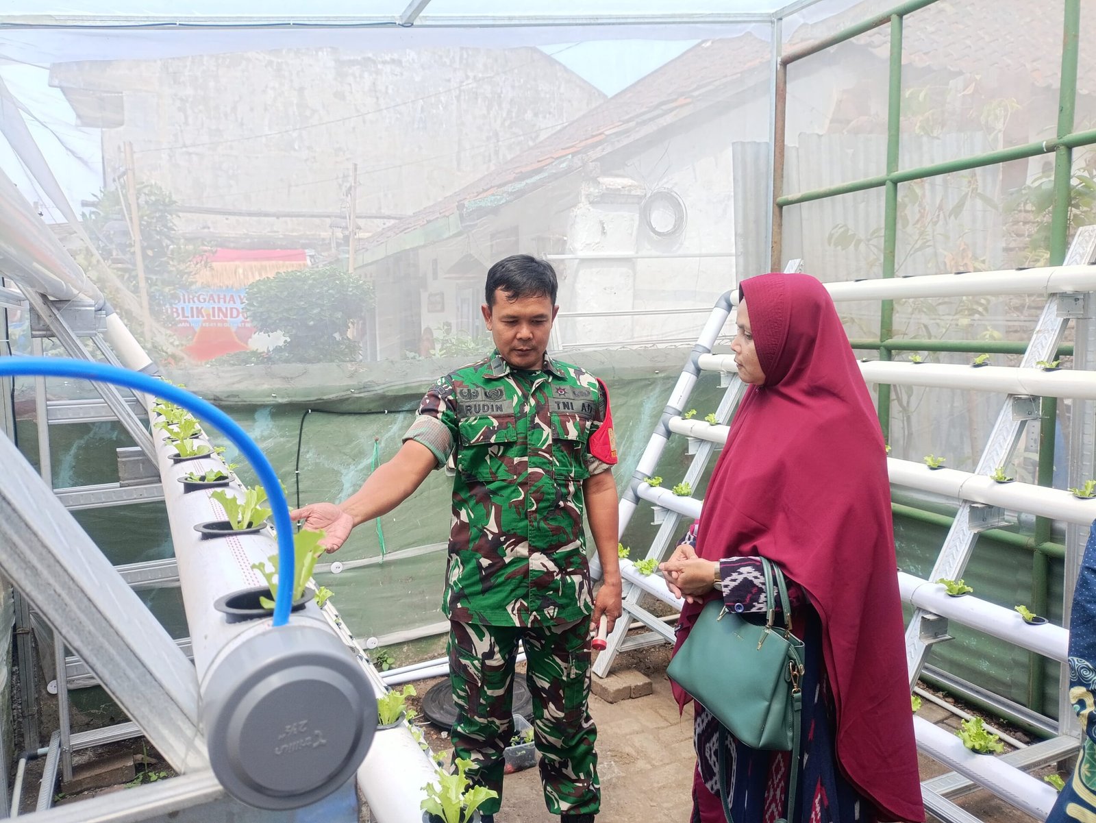 Babinsa Kodim 0833 Edukasi Hidroponik, Dorong Ketahanan Pangan dari Pekarangan