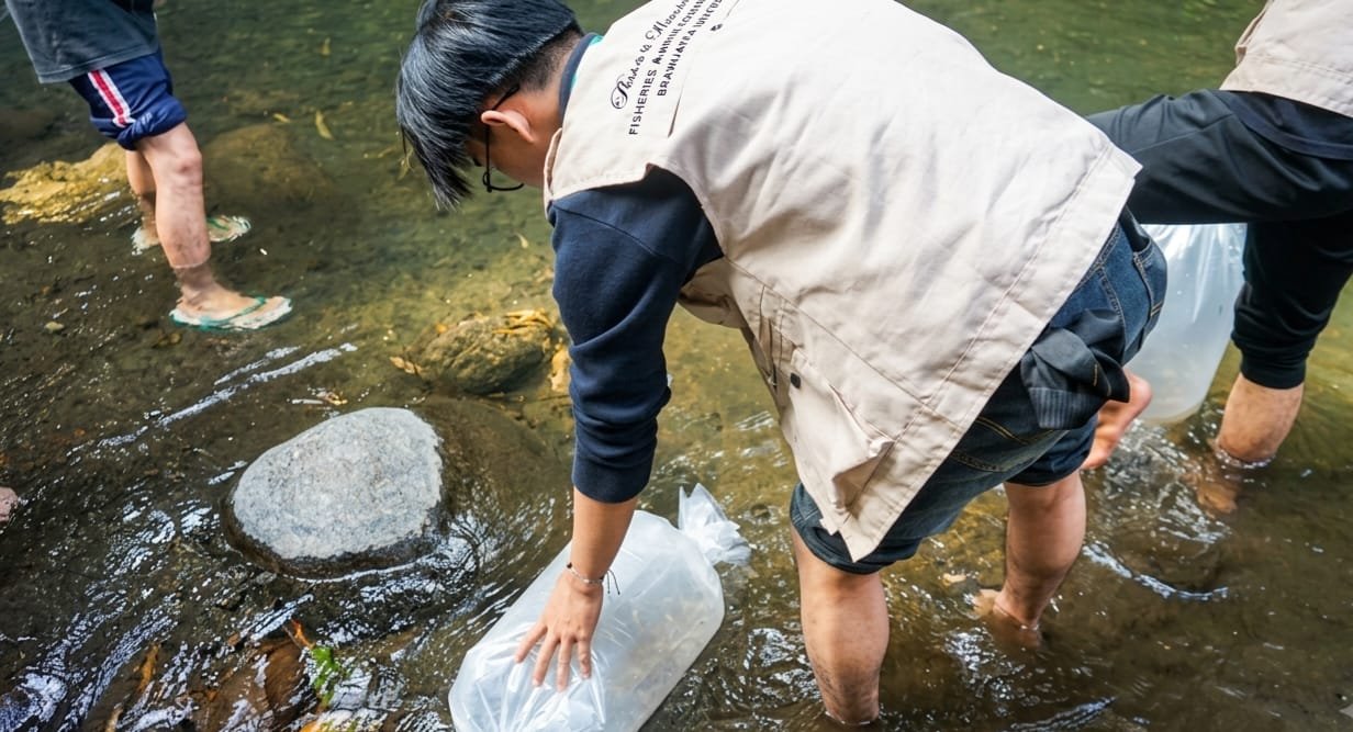 Mahasiswa FPIK UB dan Warga Pandanajeng Tebar 10.000 Benih Wader, Jaga Kelestarian Sungai