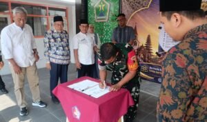 Babinsa Sukoharjo Hadiri Maulid Nabi dan Deklarasi Sekolah Moderasi SMP Negeri 9 Kota Malang