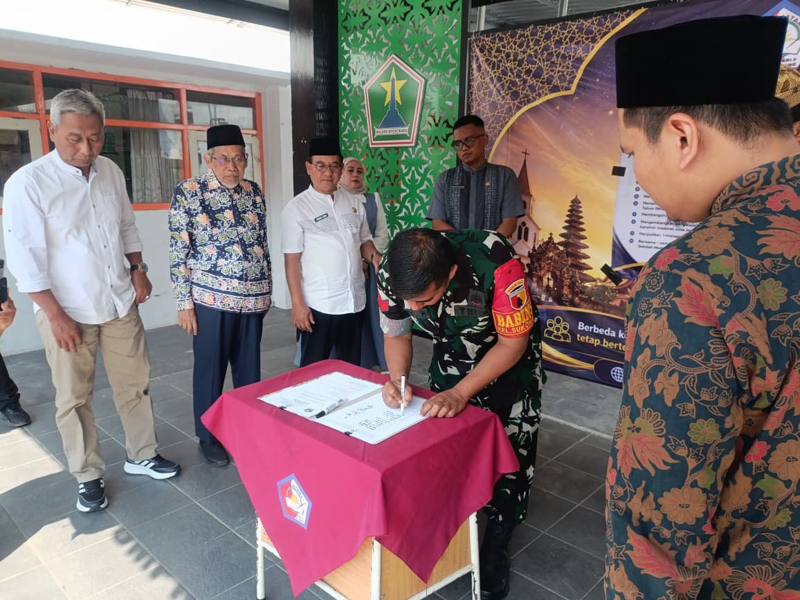 Babinsa Sukoharjo Hadiri Maulid Nabi dan Deklarasi Sekolah Moderasi SMP Negeri 9 Kota Malang