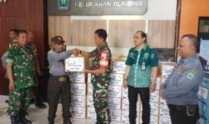 Babinsa Blimbing Salurkan Bingkisan untuk Linmas, Bentuk Apresiasi atas Dedikasi