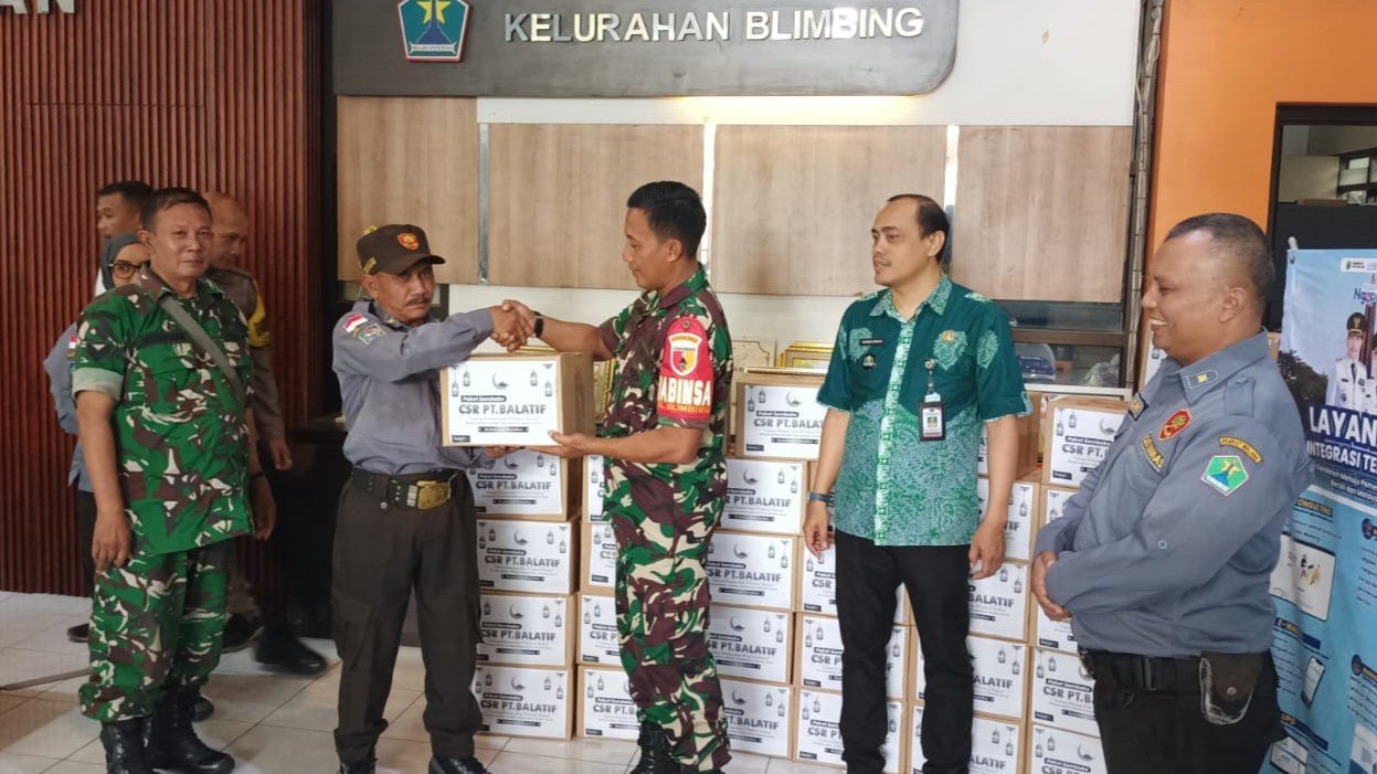 Babinsa Blimbing Salurkan Bingkisan untuk Linmas, Bentuk Apresiasi atas Dedikasi