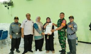 Babinsa Polowijen Dampingi Penyaluran Bantuan Pangan, 606 KPM Terima Beras 30 Kilogram