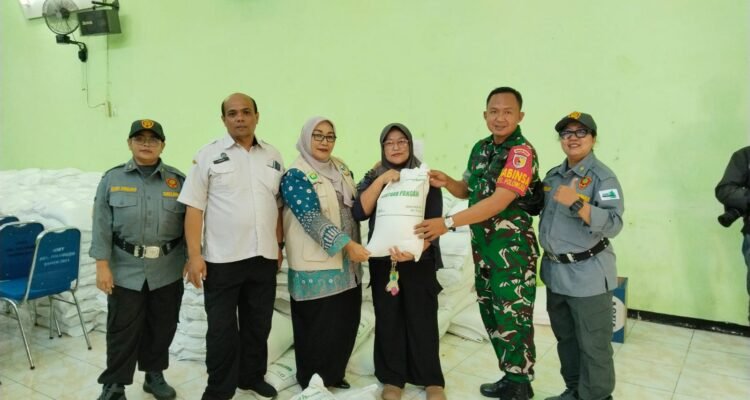 Babinsa Polowijen Dampingi Penyaluran Bantuan Pangan, 606 KPM Terima Beras 30 Kilogram