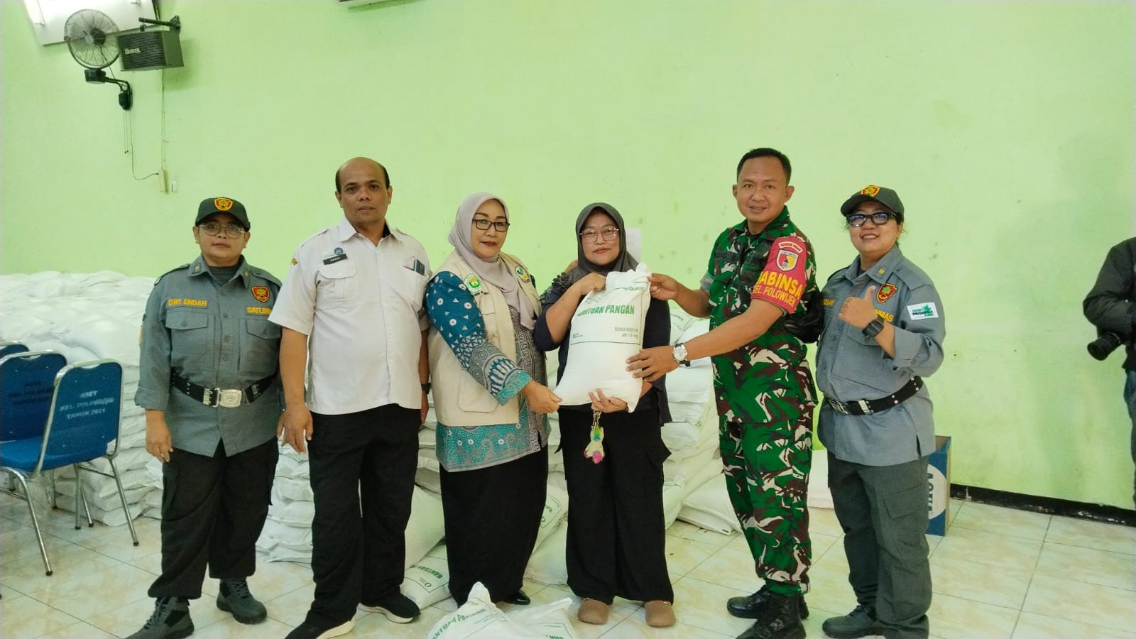 Babinsa Polowijen Dampingi Penyaluran Bantuan Pangan, 606 KPM Terima Beras 30 Kilogram