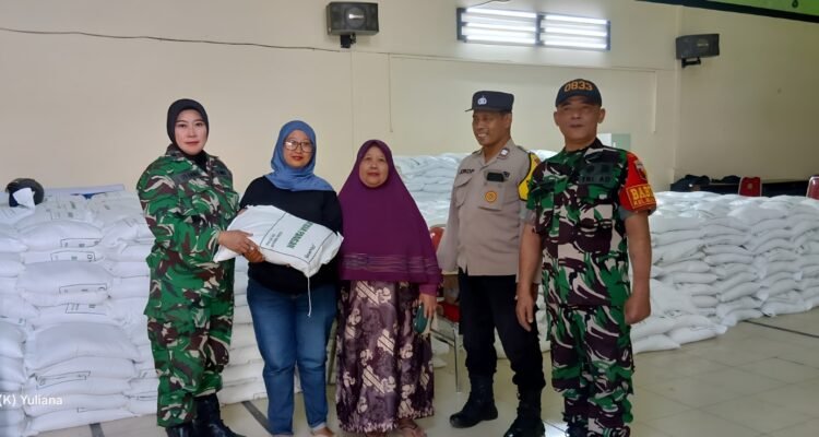 Babinsa Bunulrejo Pastikan Bantuan Pangan Tepat Sasaran