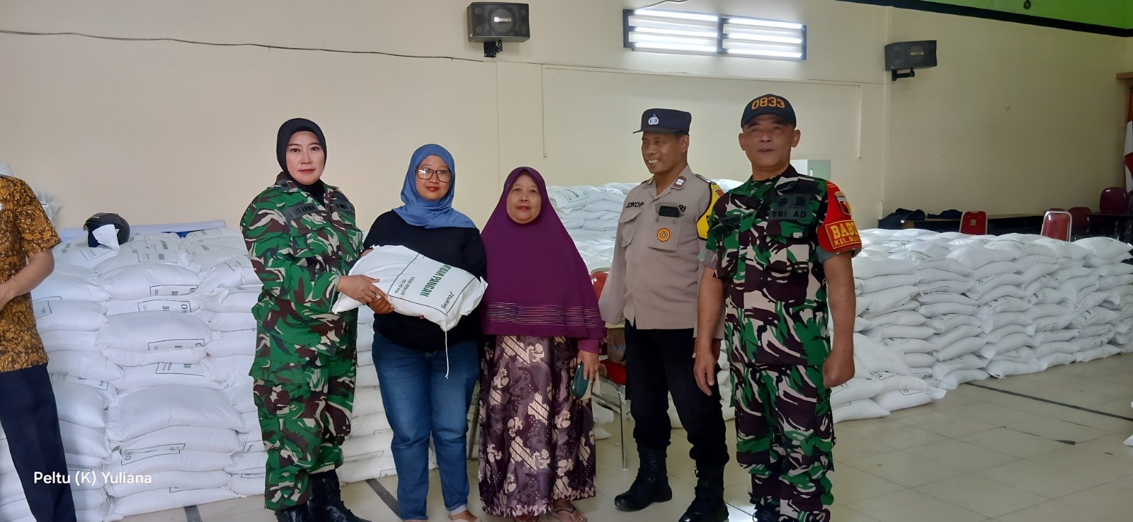 Babinsa Bunulrejo Pastikan Bantuan Pangan Tepat Sasaran