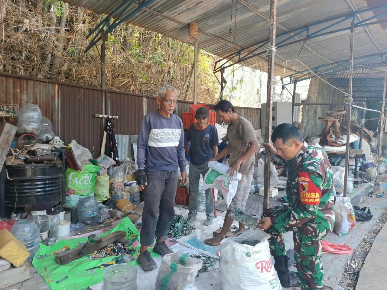Babinsa Tunggulwulung Perkuat Kedekatan dengan Warga Lewat Komsos